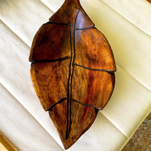 New hand carved wooden leaf bowl from Jamaica - Picture 1 of 5